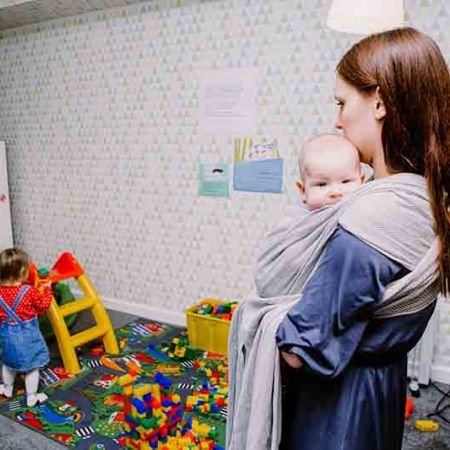 Mama z niemowlakiem w bawialni Hotelu Białowieski